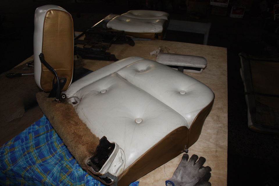 Напольное покрытие и разборка сидений — Ford Thunderbird VI, 7,5 л ...