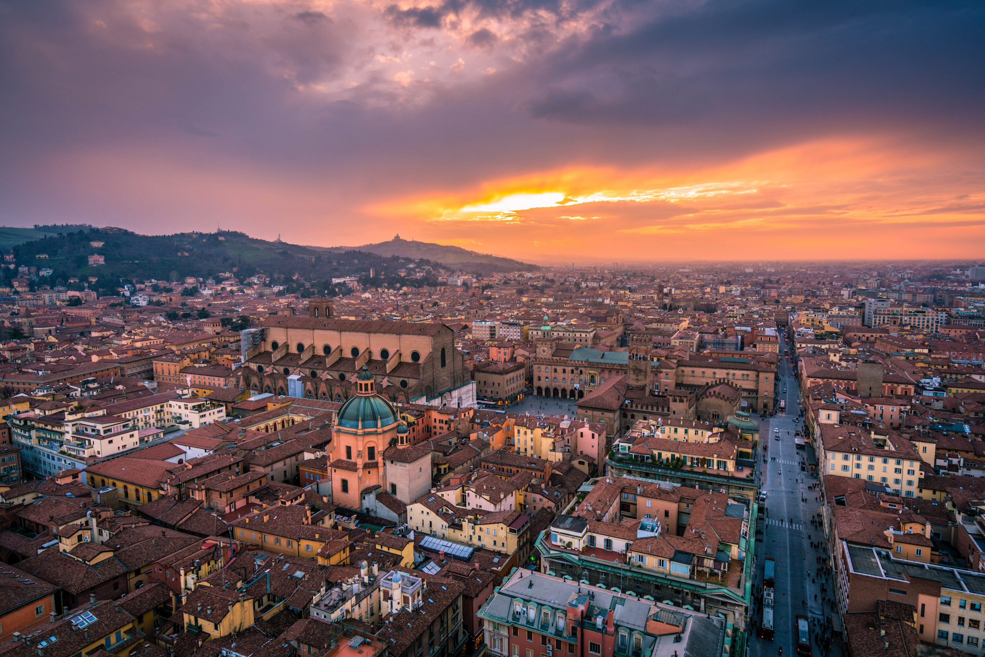 болонья город в италии. Le due torri болонья. 1. болония или болонья город. болонья холмы.