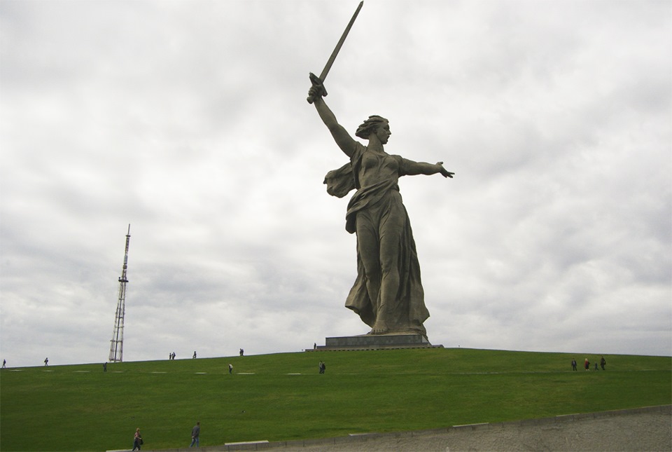 Какой волгоградский. Стелла памятник Волгоград. Стелла город герой Волгоград. Царицын Сталинград Волгоград Стелла. Стела «Родина-мать» в Истре.