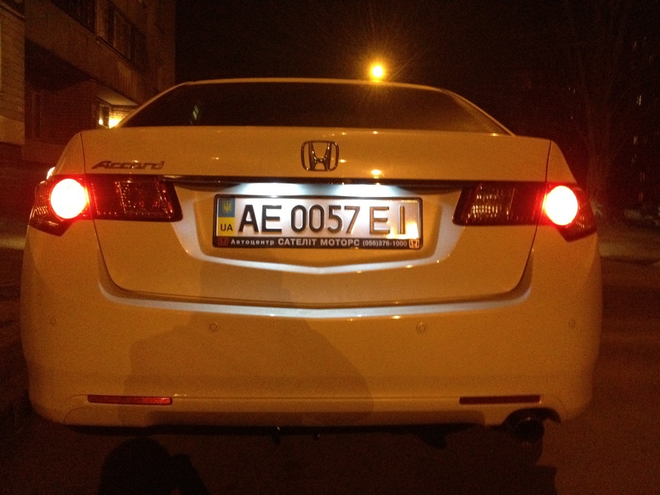 Светодиодные лампочки в подсветку номера — Honda Accord (8G), 2 л, 2011 ...