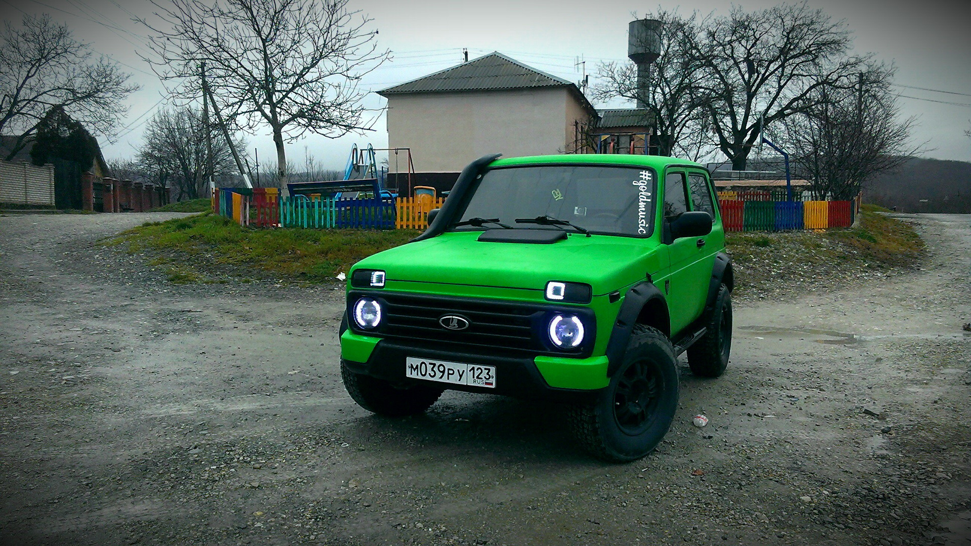 Lada Niva 4x4 off Road Dirt