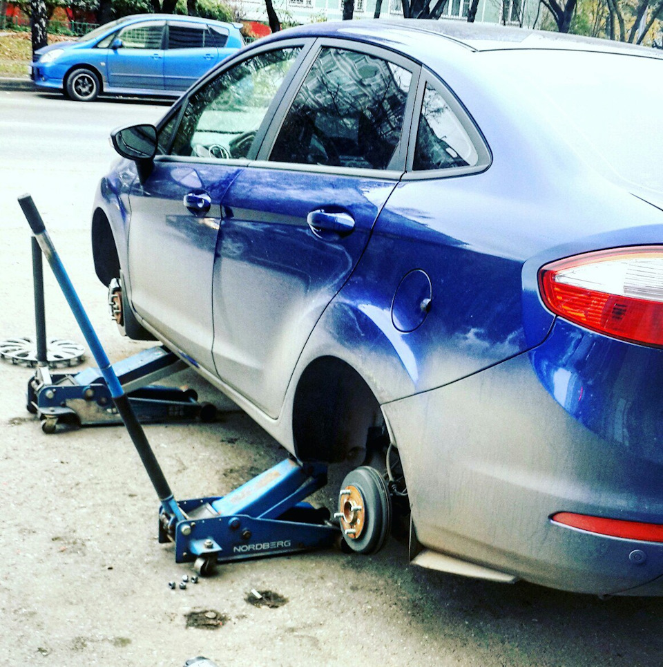 Готовлюсь к зиме, поставил шипы мишлен. Москва. — Ford Fiesta Sedan, 1 ...
