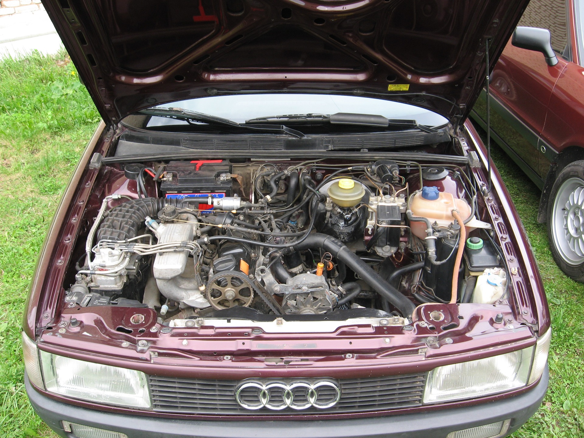 Двигатели audi 100 c4. Мотор Ауди 80. Двигатель Ауди 80. Мотор Ауди 80 б3. Audi 80 b4 подкапотное.