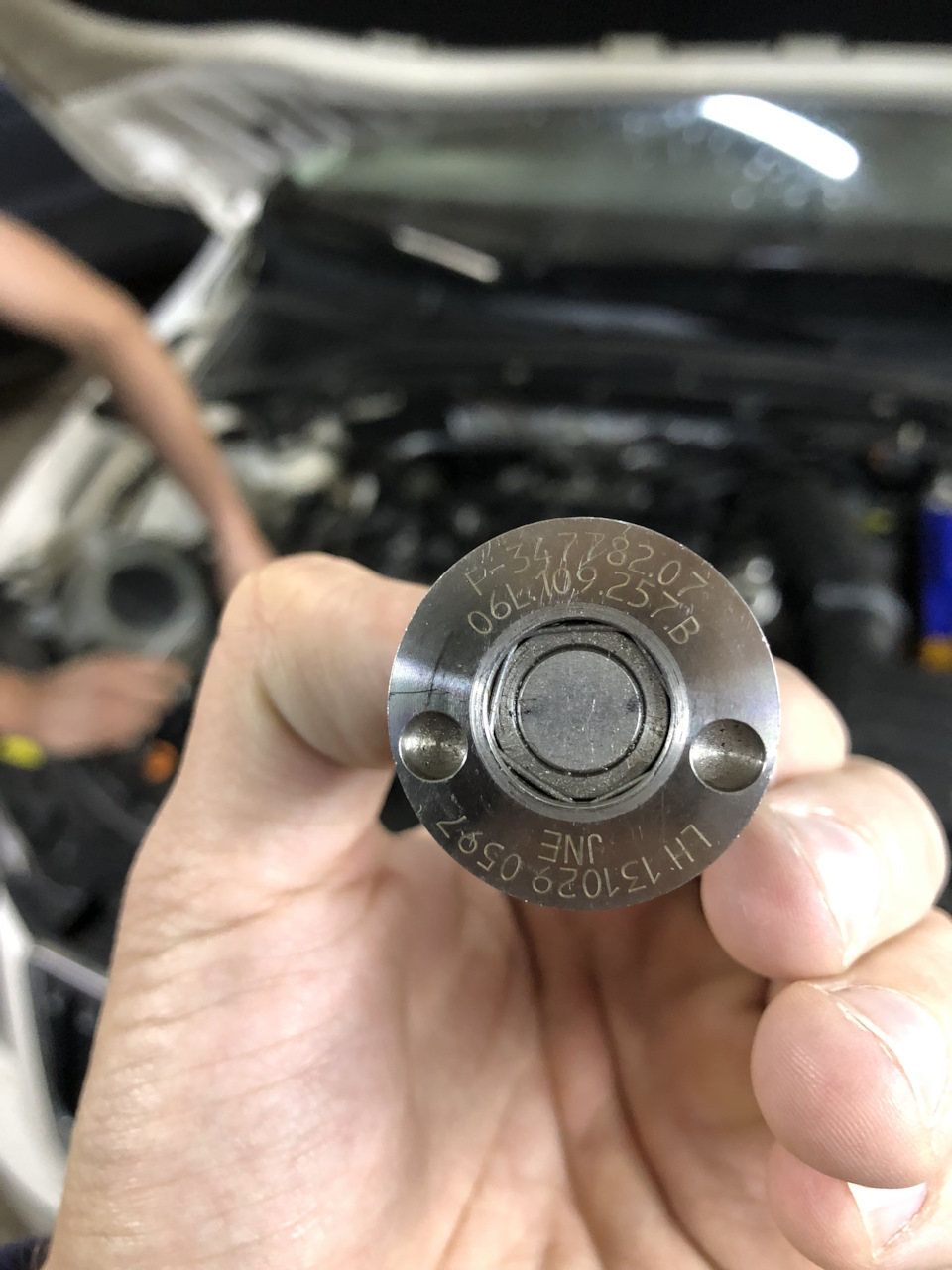 15. Замена клапана фазорегулятора — Skoda Octavia A7 Mk3, 1,8 л, 2013 ...