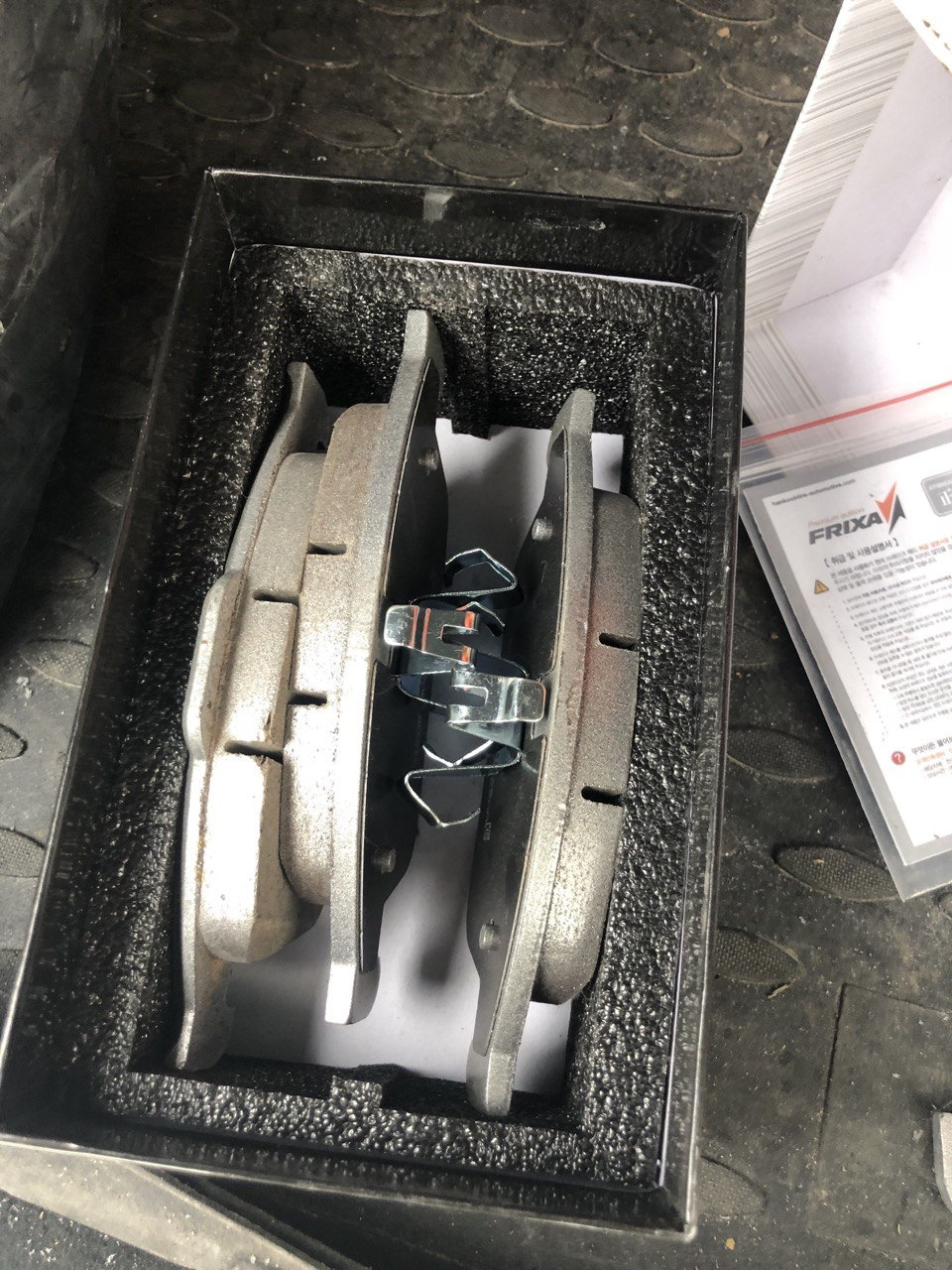Замена передних колодок на Hankook FRIXA S1 — Renault Duster (1G), 2 л ...