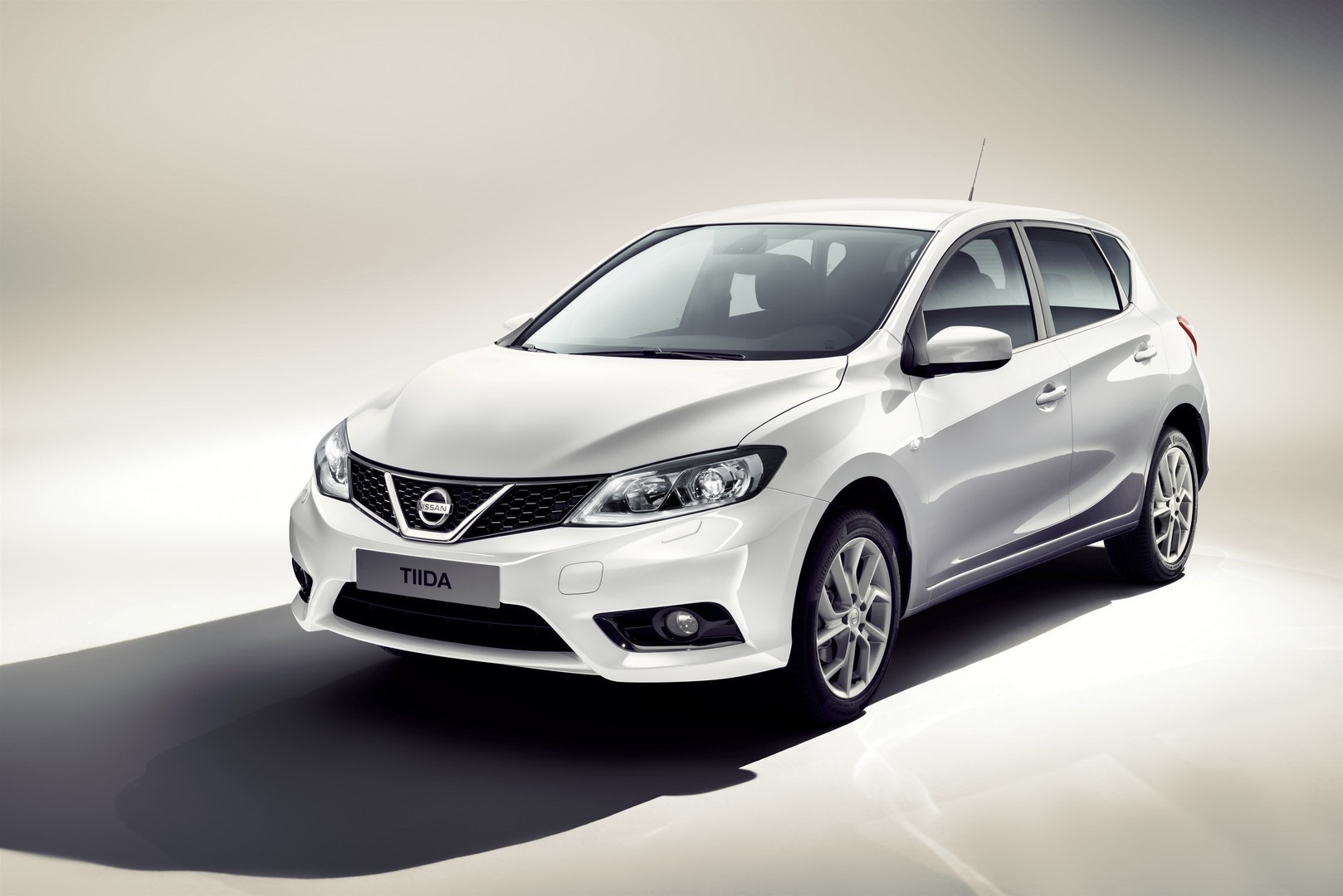 Nissan Tiida 2015 хэтчбек