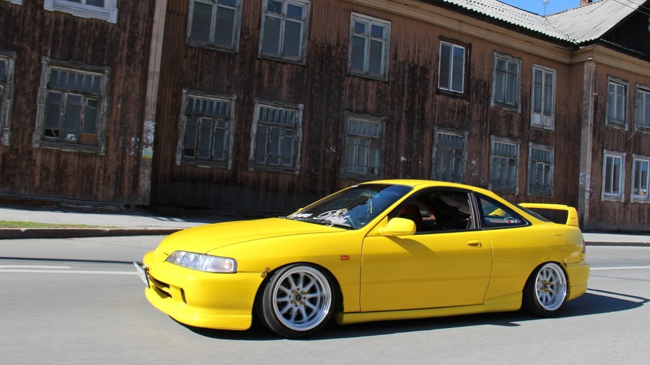 Машина готова. Жёлтая Honda Integra. Хонда Интегра желтая. Dc5 Yellow. Honda Integra желтые колпачки.