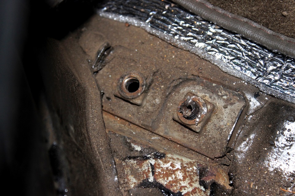 Запрессовка новых сайлентблоков в заднюю балку и удаление остатков ...