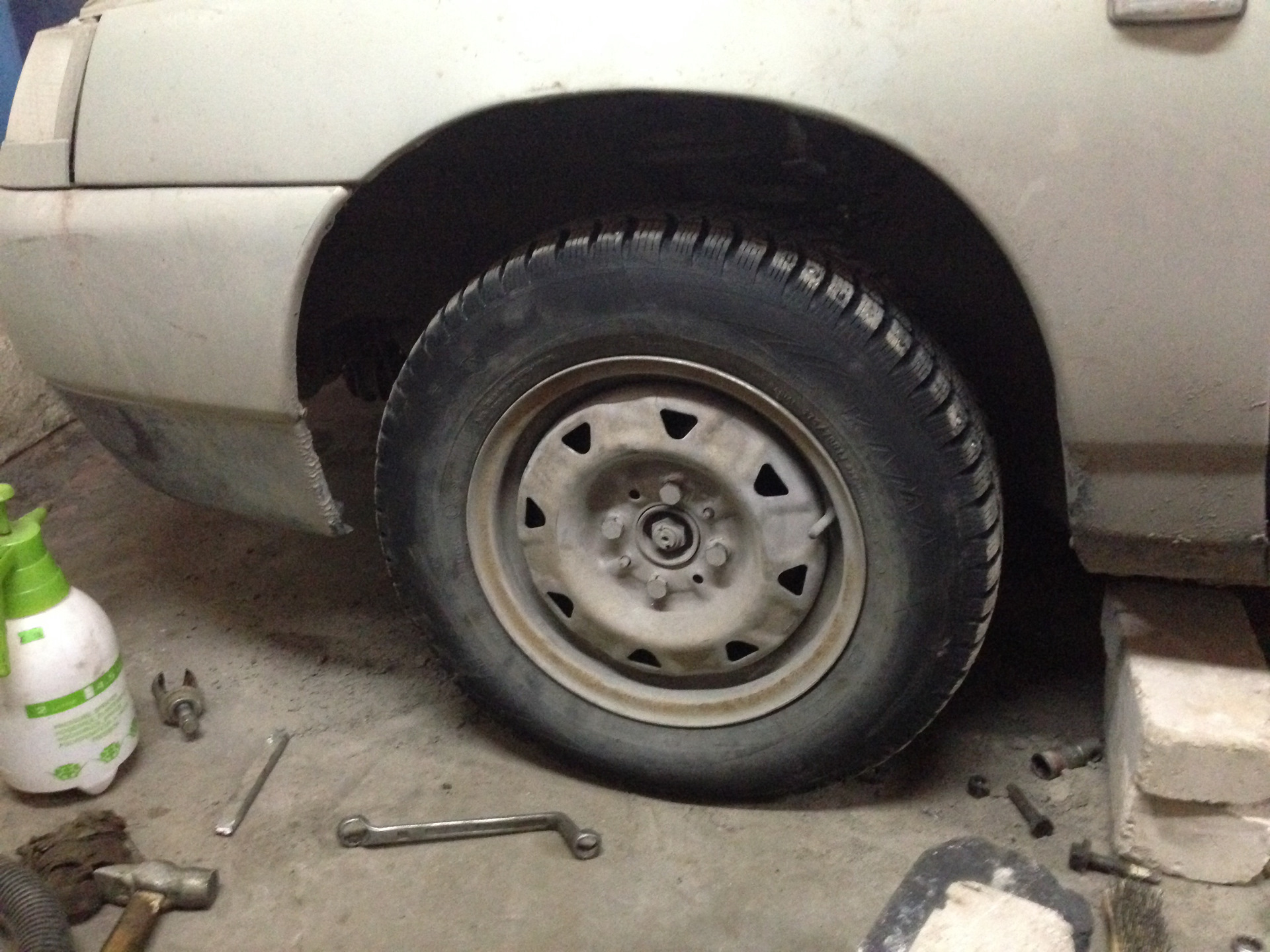 вывесить колеса. фрилендер 2 домкрат под заднее колесо. крепление колеса ваз 2106. снятие колеса с автомобиля. откручивание колеса гайковертом.