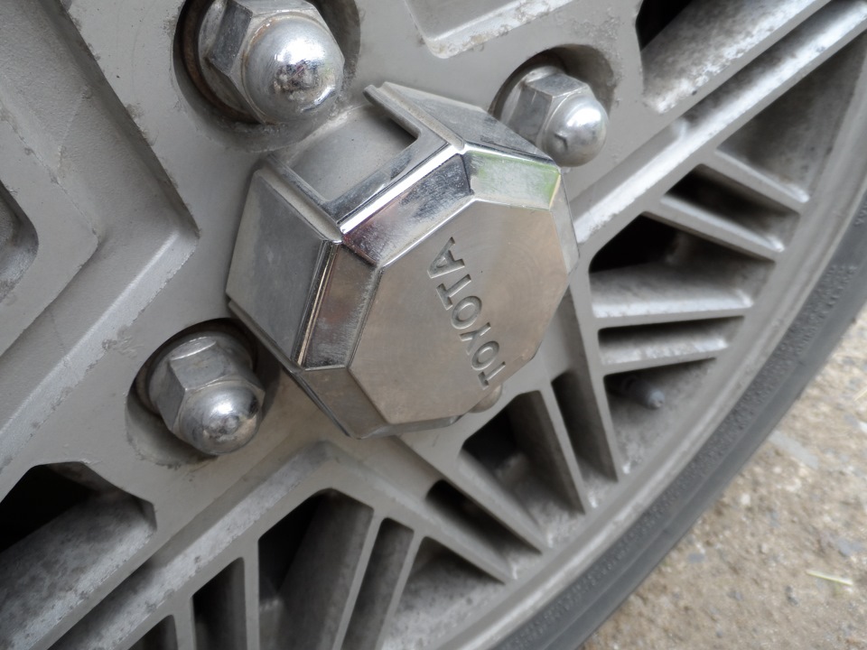 Заглушка на ЦО родного колёсного диска. — Toyota Mark II (70), 2 л ...