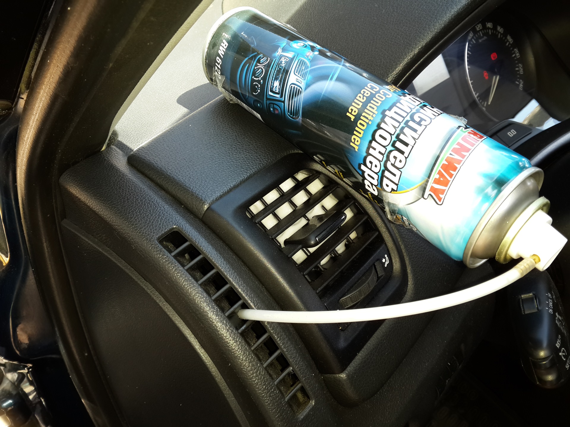 баллончик для очистки кондиционера автомобиля. очиститель печки автомобиля. средство для очистки печки автомобиля.