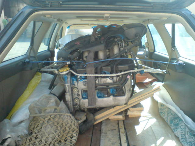 Перевезти мотор. Транспортировка двс. Перевезти мотор. Двигатель в багажнике. Перевозка мотора в багажнике совет.