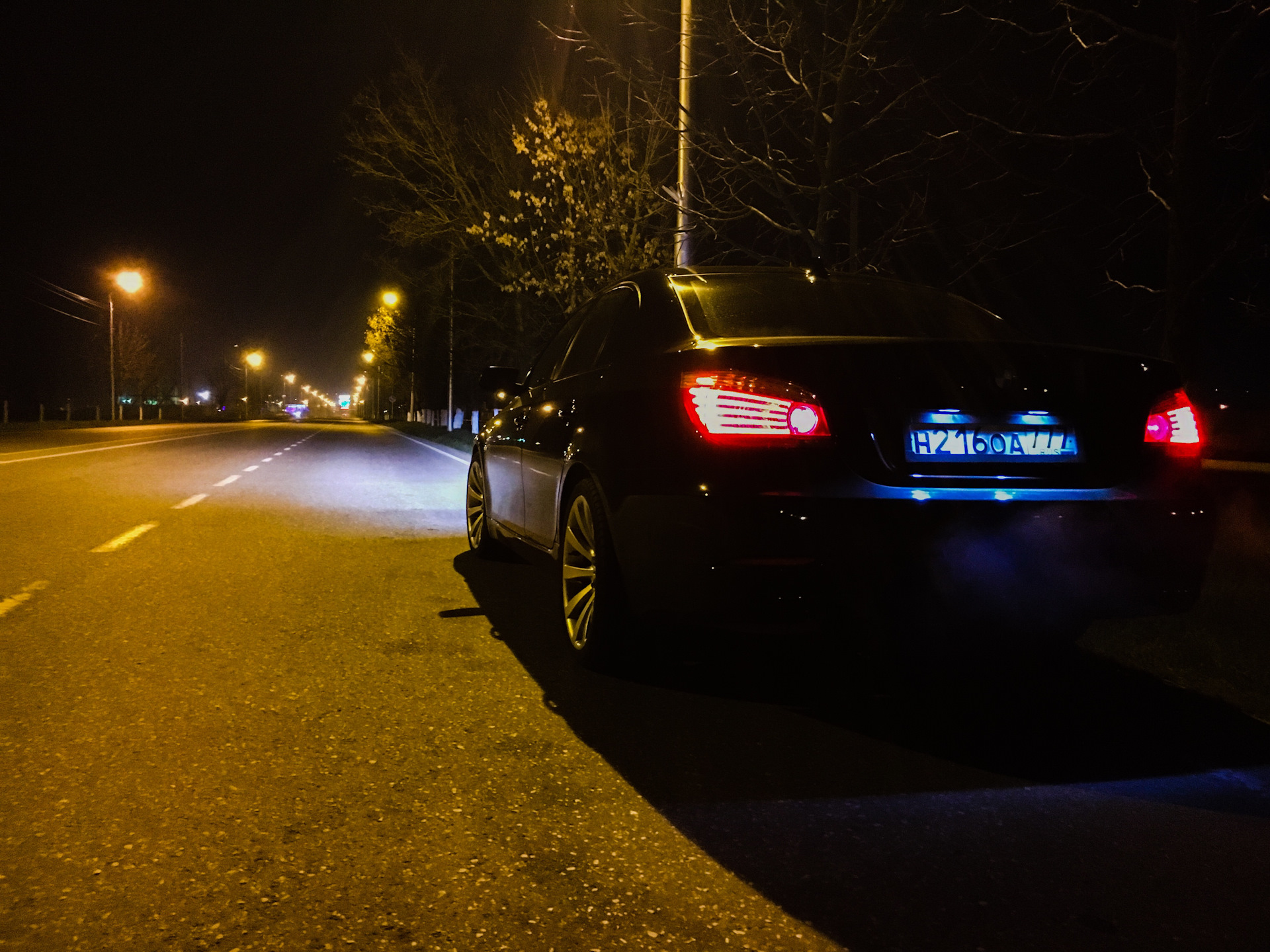 М5 ночью. BMW e60 в темноте. БМВ е60 черная ночью. BMW e60 ночью. BMW m5 e60 в темноте.