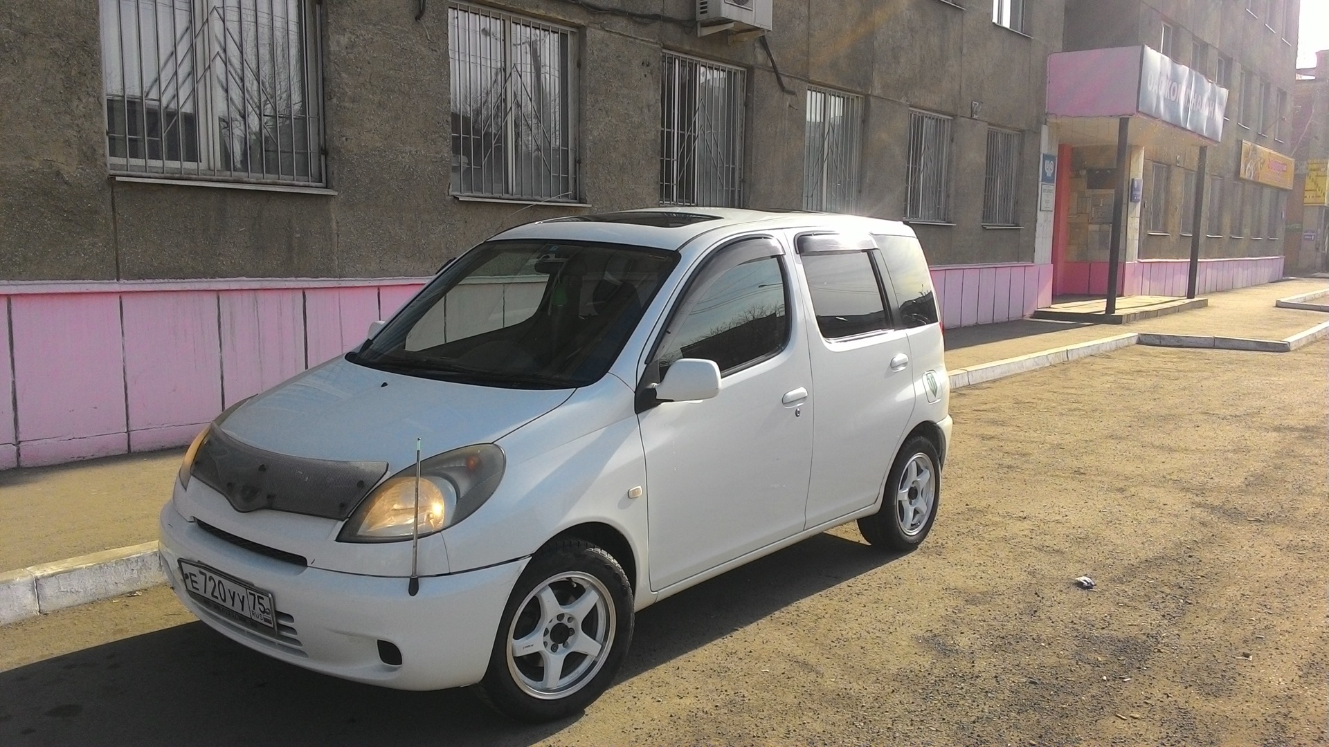 Toyota Funcargo Hertz drive2