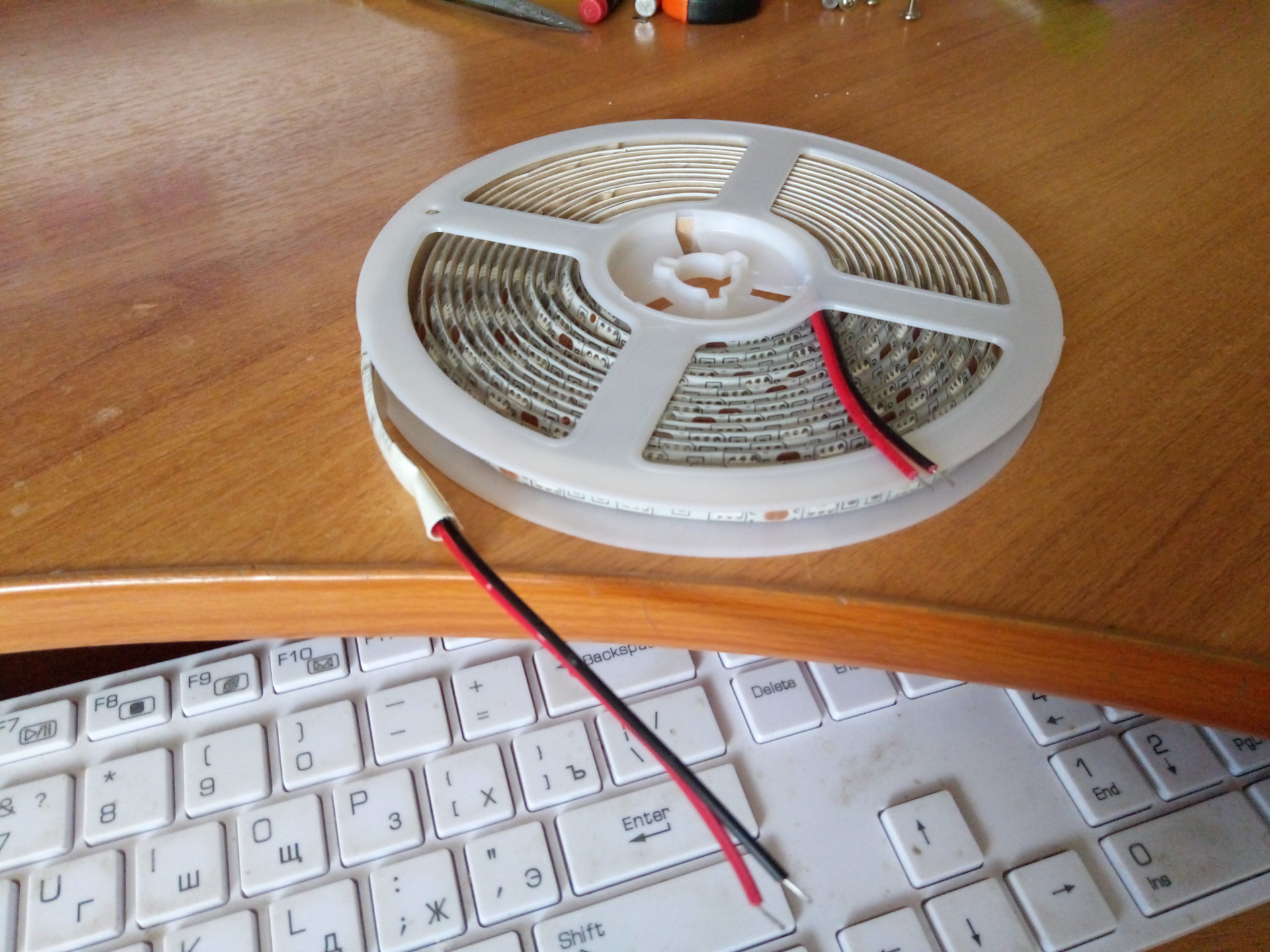 Стеллаж с рассадой под светодиодными лампами