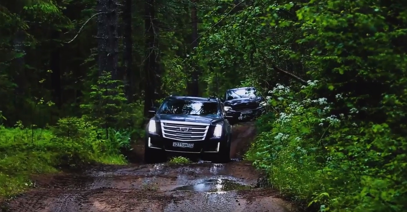 Cadillac Escalade vs Toyota Land Cruiser 200