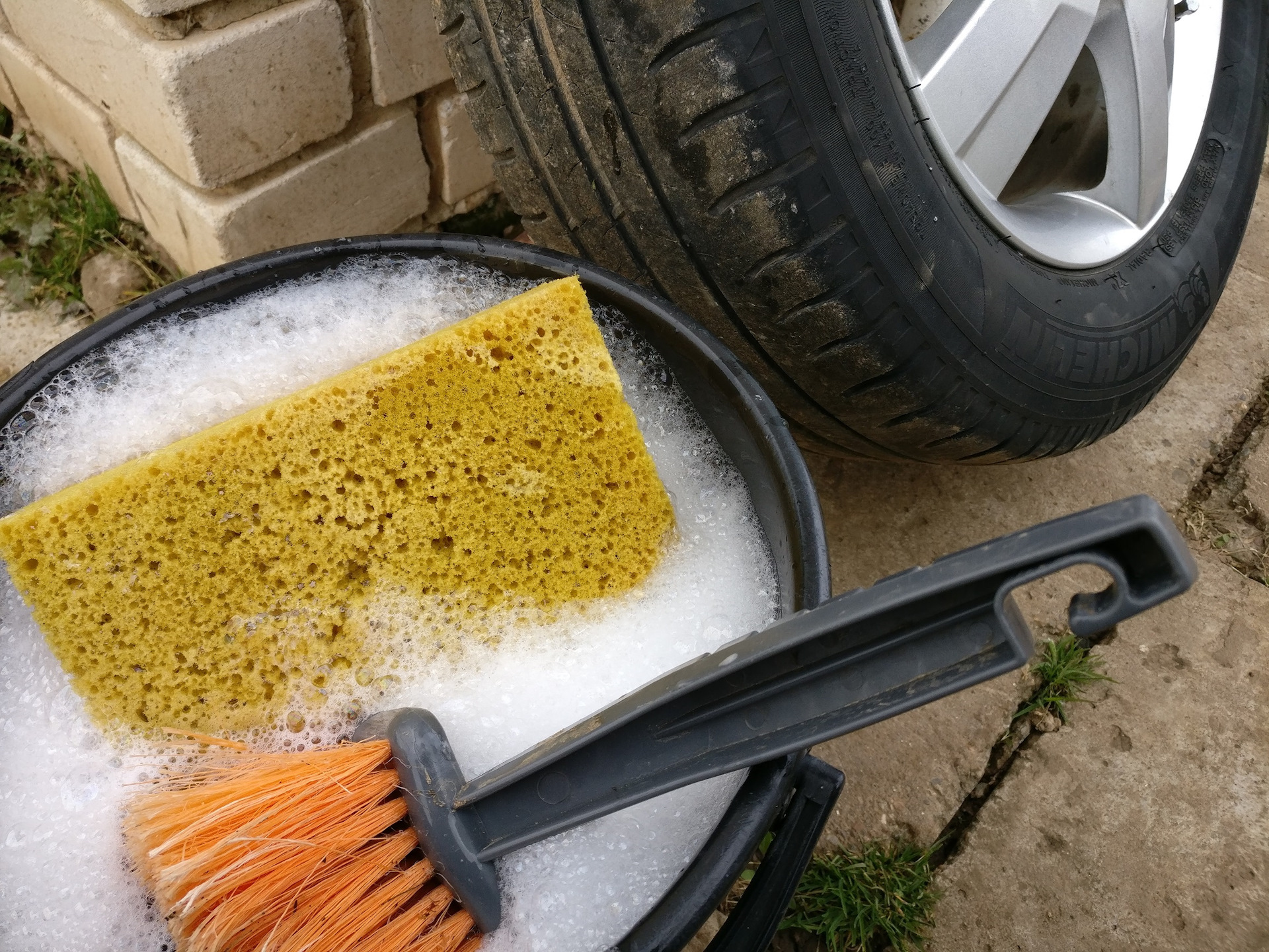 Tire wheel cleaner shine systems. Абразивный очиститель стекла Shine System. Косточковая крошка для абразивной очистки. Очистители кузова Shine Systems. Abrasiveprep.