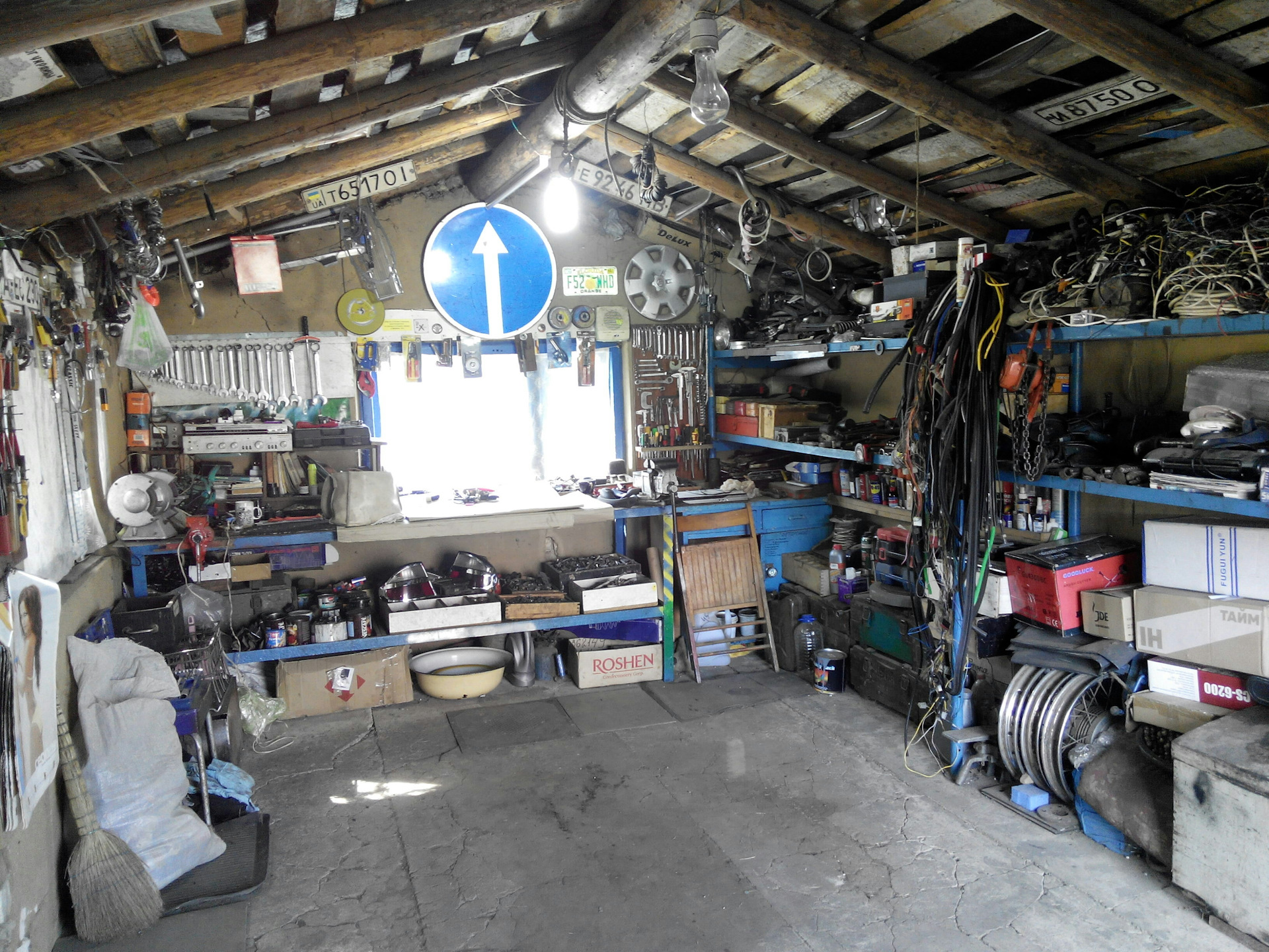 Замена масла помещения. Обустройство автосервиса. Ойл гараж. Гараж изнутри. Замена масла во всех агрегатах.