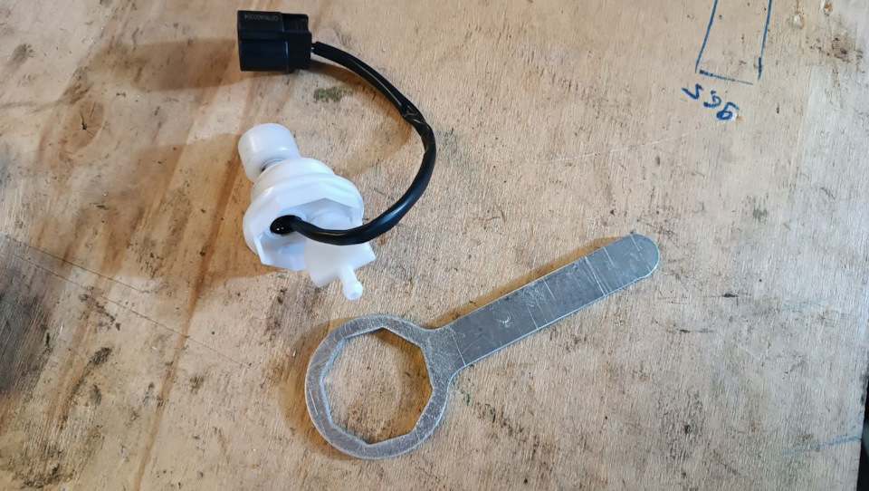 Ключ для откручивания датчика воды в топливном фильтре. — Mitsubishi ...