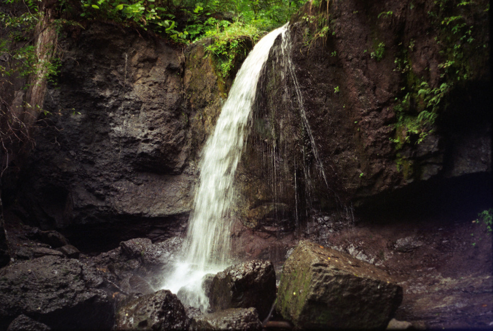 Нашли красивый водопад в лесу. — Toyota Crown (S130)