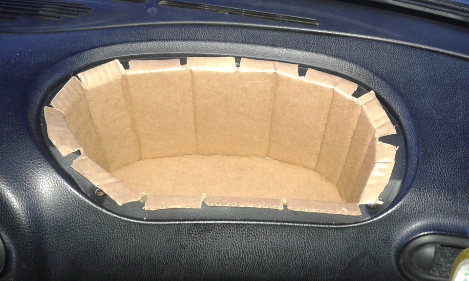 Вставил её в панель, установил как надо (до упора вниз), лишнее отрезал. Получилась форма. — Chevrolet Niva (1G)