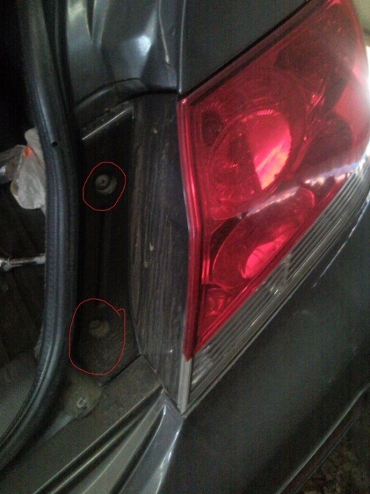 замена габаритной лампочки задней фары — Mitsubishi Lancer IX, 1,6 л ...