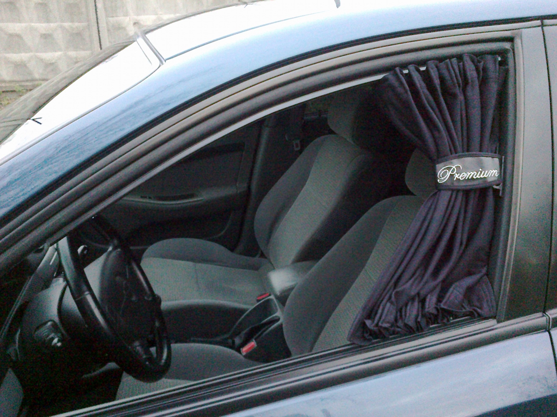 Можно ли ездить со шторками. Машина с открытыми окнами. Окно машины. Автомобиль с открытым окном. Окно автомобиля снаружи.