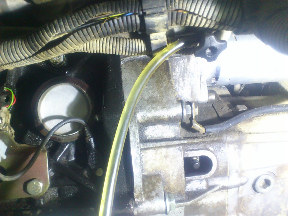 На заднем плане видно дачтик коленвала — Volkswagen Transporter T4