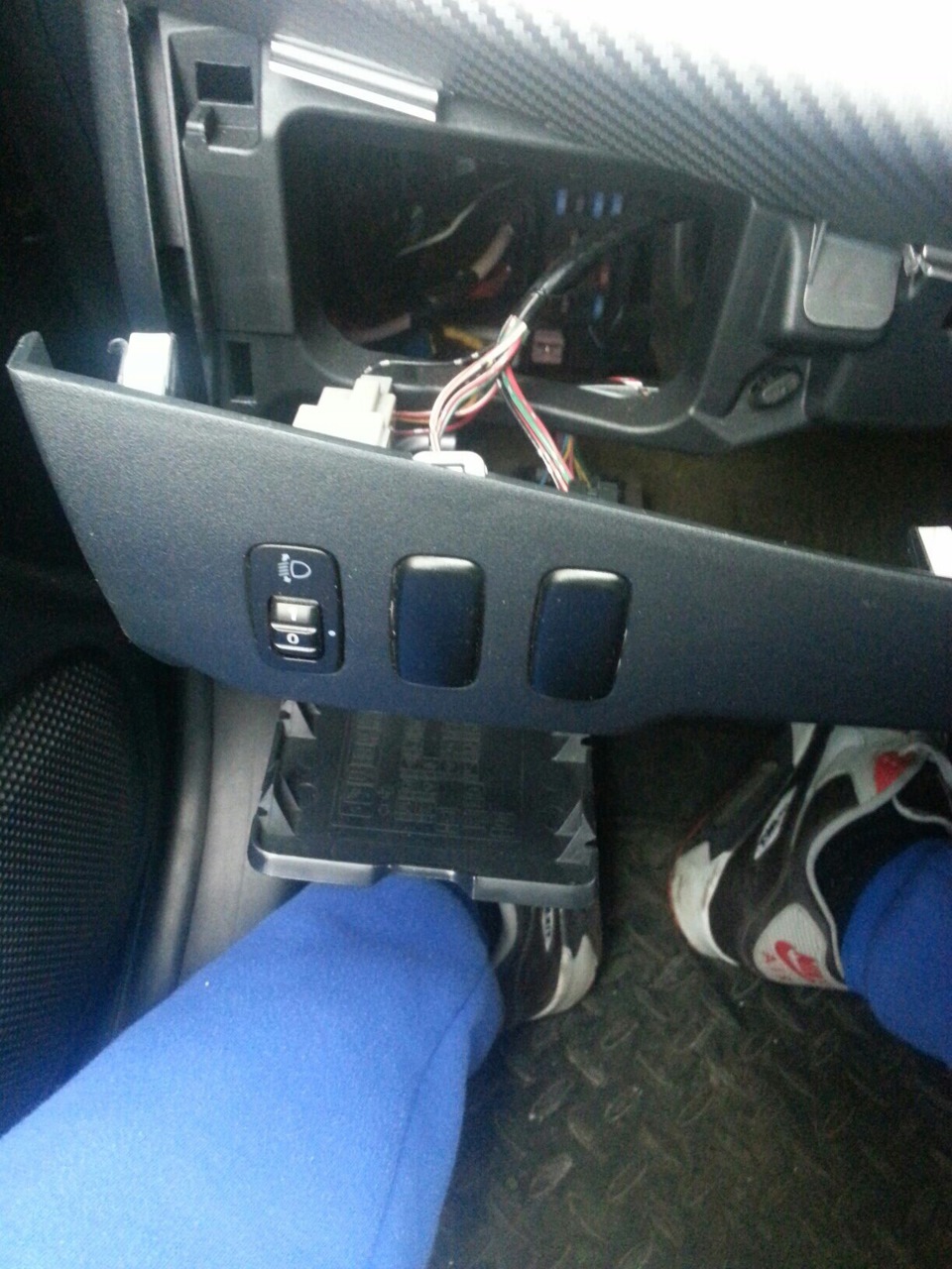 Замена лампочки корректора фар — Mitsubishi Lancer X, 1,5 л, 2008 года ...