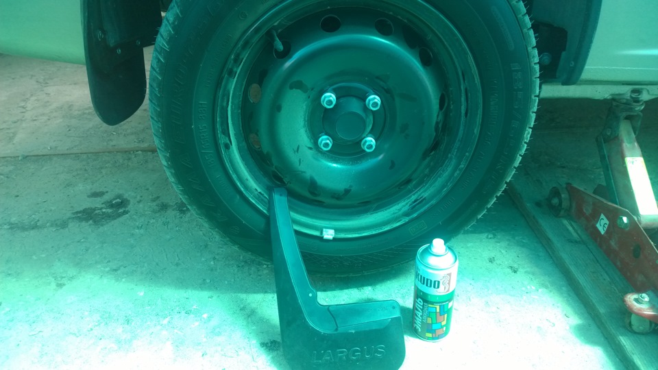 Установка брызговиков и подкраска барабанов. — Lada Ларгус, 1,6 л, 2015 ...