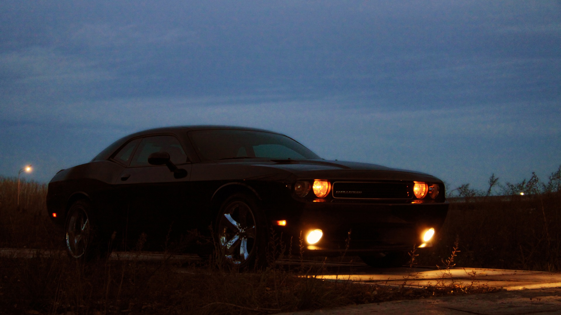 Dodge Challenger черный ночью