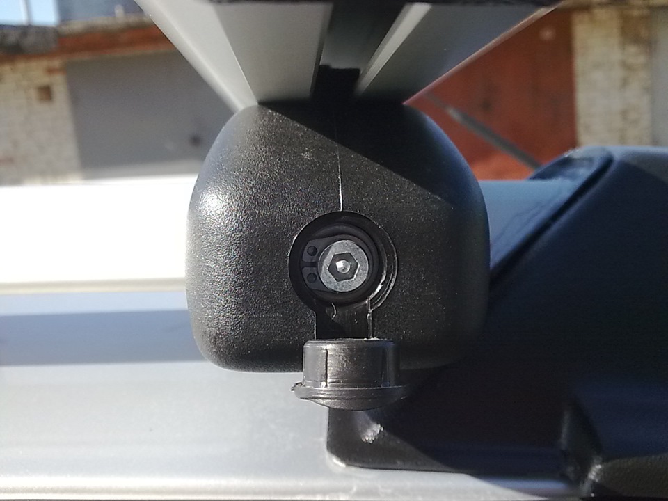 Ставим на рейлинги и затягиваем, закрываем заглушкой — Lada Granta