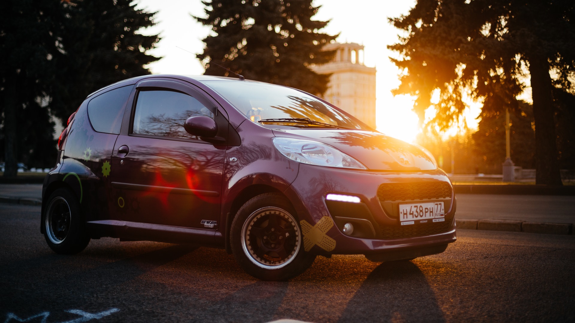 Следующая машина. Реснички Peugeot 107. Peugeot 107 оранжевая. Peugeot 107 с прицепом. Peugeot 107 с линзованными фарами.