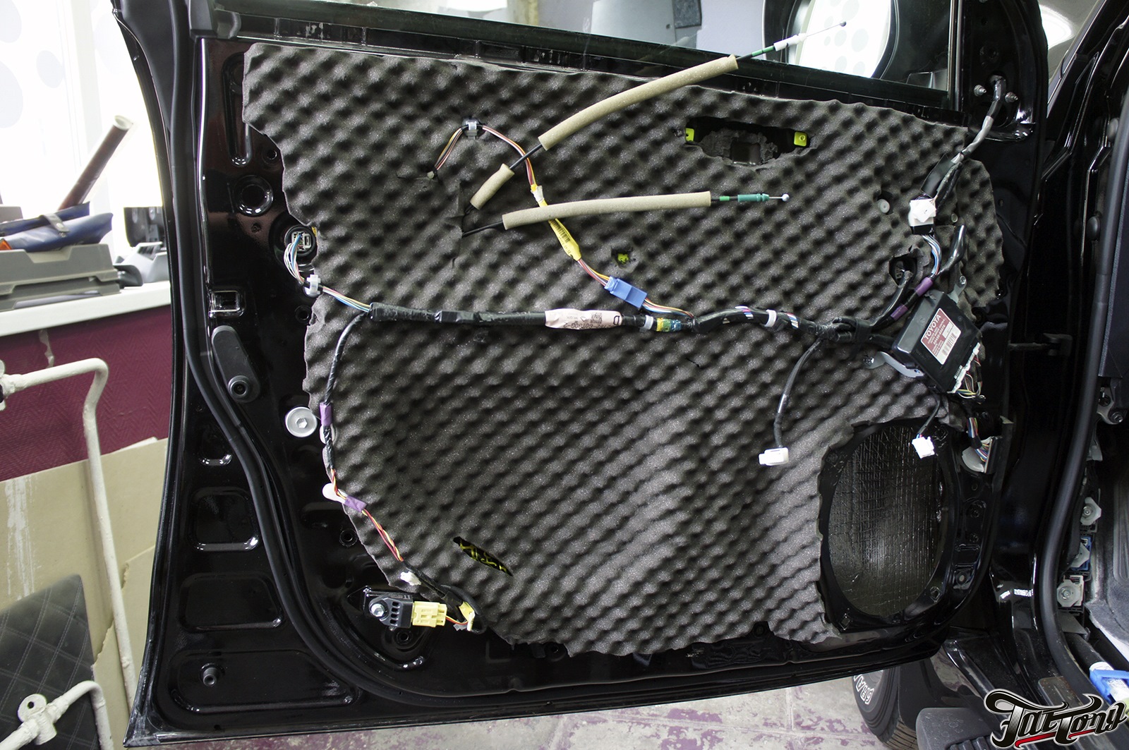 Ssangyong actyon new шумоизоляция. Шумоизоляция дверей акустику. Изоляция двери lc200 2018. Передние динамики ssangyong actyon new. Шумоизоляция дверей мондео 4.