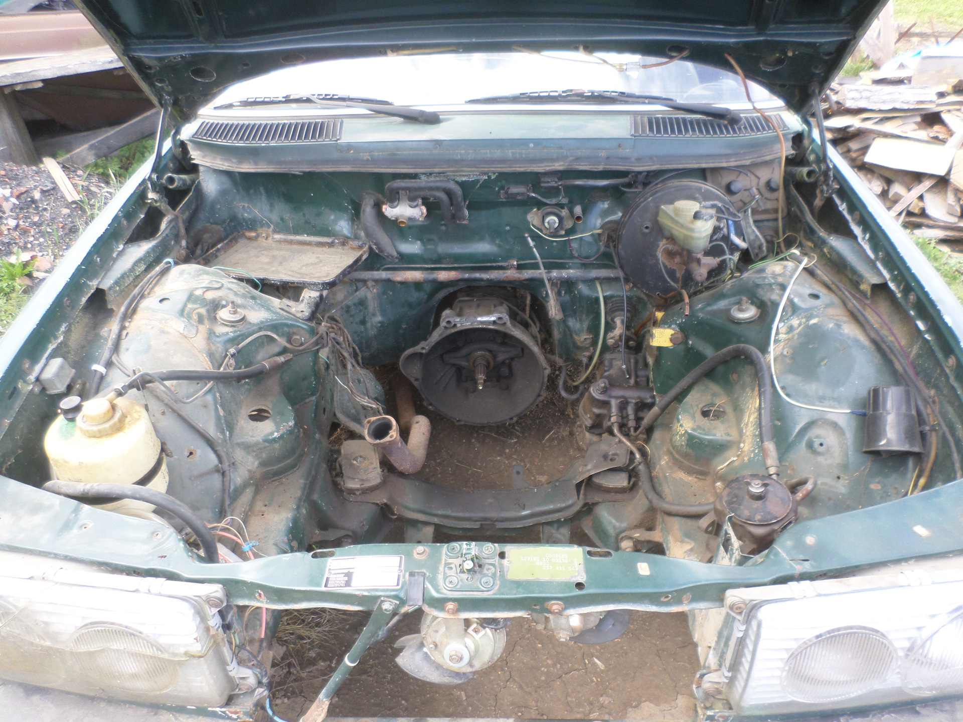Без двигателя. Моторный отсек Mercedes w123. Мерседес 123 подкапотка. Подкапотное пространство Мерседес 123. Подкапотное пространство Мерседес w123.