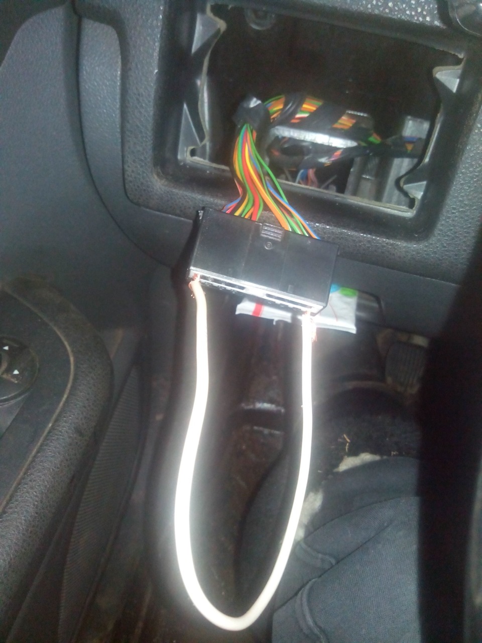 Подключение подсветки приборной панели и кнопок через зажигание — Ford ...