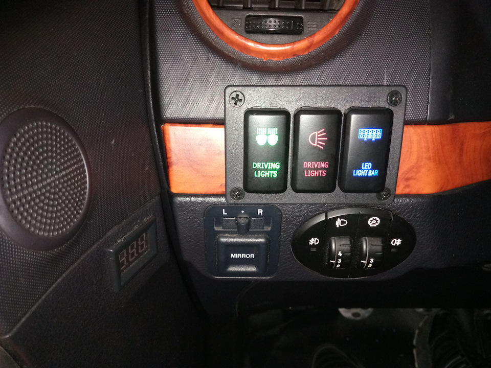 Первая кнопка на моей панели врубает Мини LED LIGHT BAR над гос номером, и так как я её обтянул желтым винилом свети она слегка зеленцой и кнопка под её стать! Вторая кнопка для боковых желтых огней на LED LIGHT BAR на крыше, ну и третья это центр LED LIGHT BAR на крыше. Все в унисон получилось! — Great Wall Hover