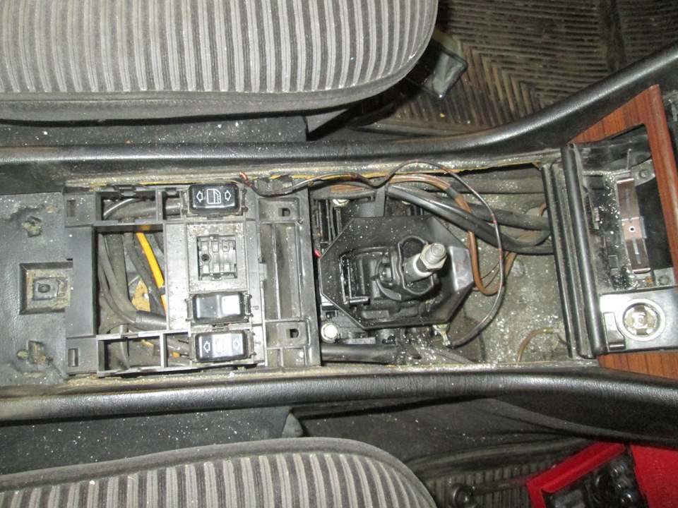 Как снять центральную консоль мерседес 124 Mercedes-Benz W124. Убираем огромный люфт кулисы 5-ти ступка - MBMoscow-ru на DR