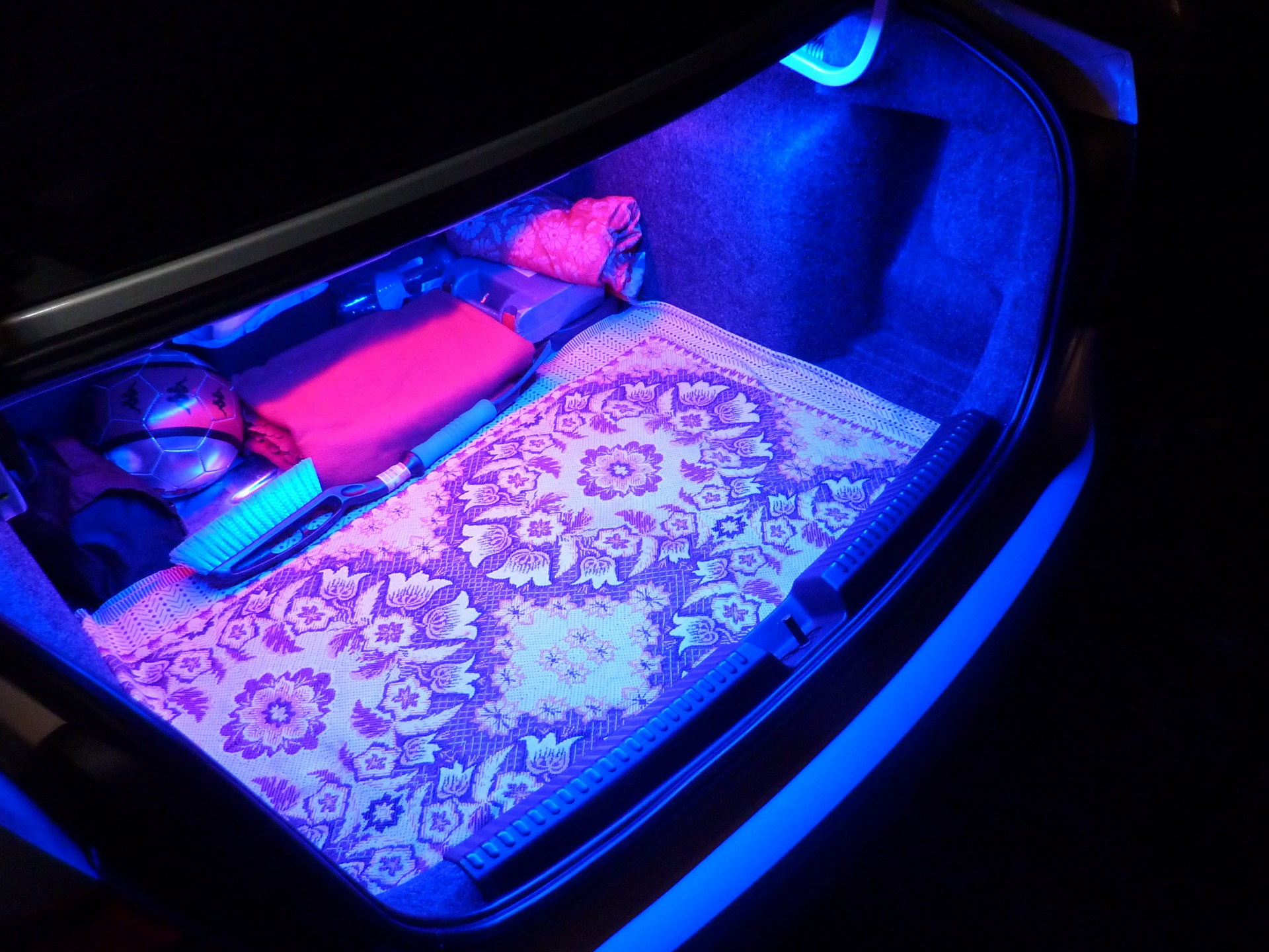 светодиодная лента для кровати машины