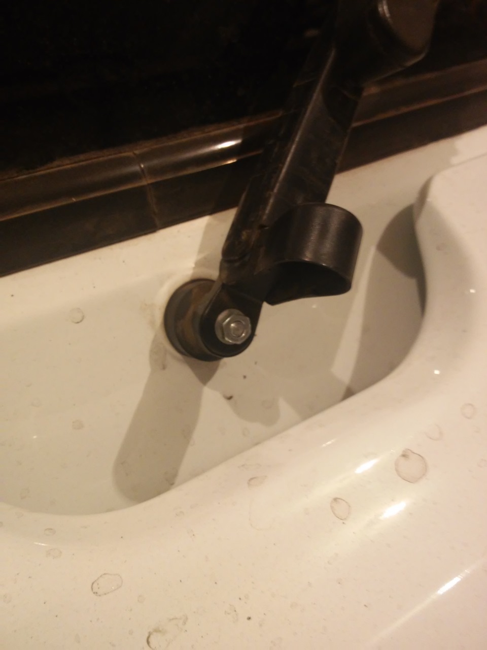 Снятие заднего дворника — Lada 2114, 1,6 л, 2013 года | кузовной ремонт ...