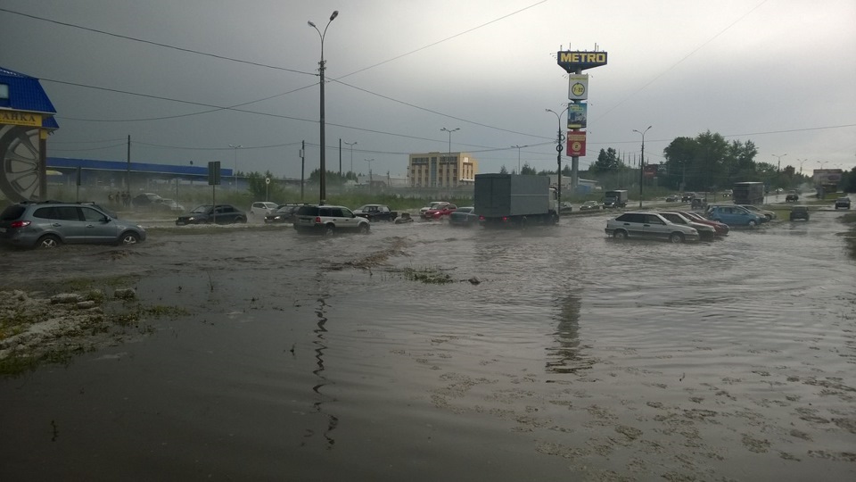 Когда закончится дождь в ижевске. Ижевск дождь. Сильный дождь Ижевск. Дождь в Ижевске сегодня. Город Ижевск в дождливый день.