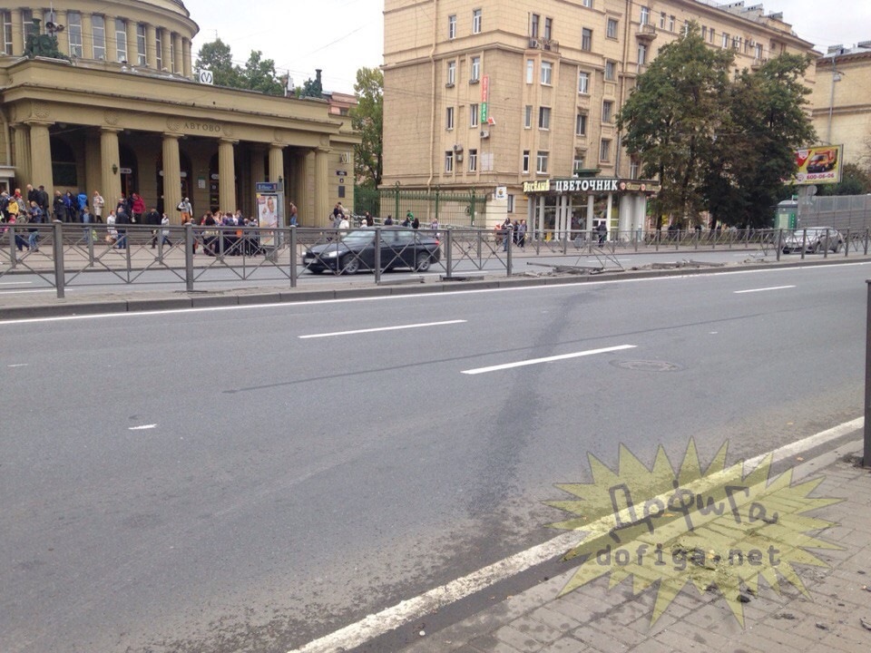 Водитель петербурга. Метро Автово маршрутки. ДТП возле метро Автово. Остановка автобуса Автово метро. Водитель выпал из маршрутки в Автово.