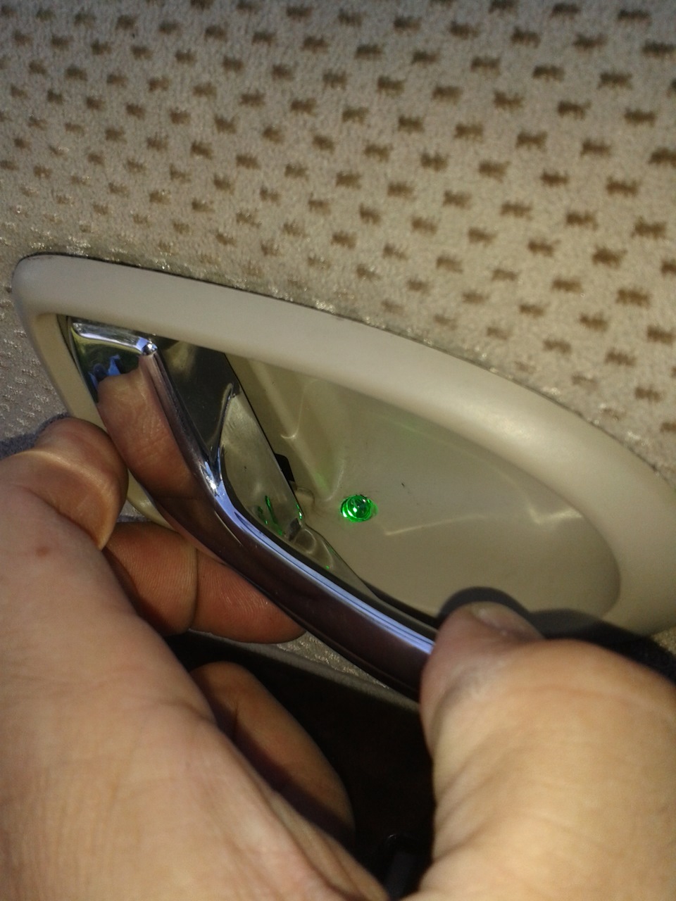 Сгорел передний левый диод подсветки ручки. — Mazda Premacy (1G), 1,8 л ...