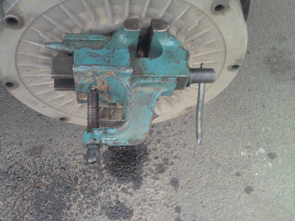 заклинил задний тормозной цилиндр — LADA 21013, 1,3 л., 1985 года ...