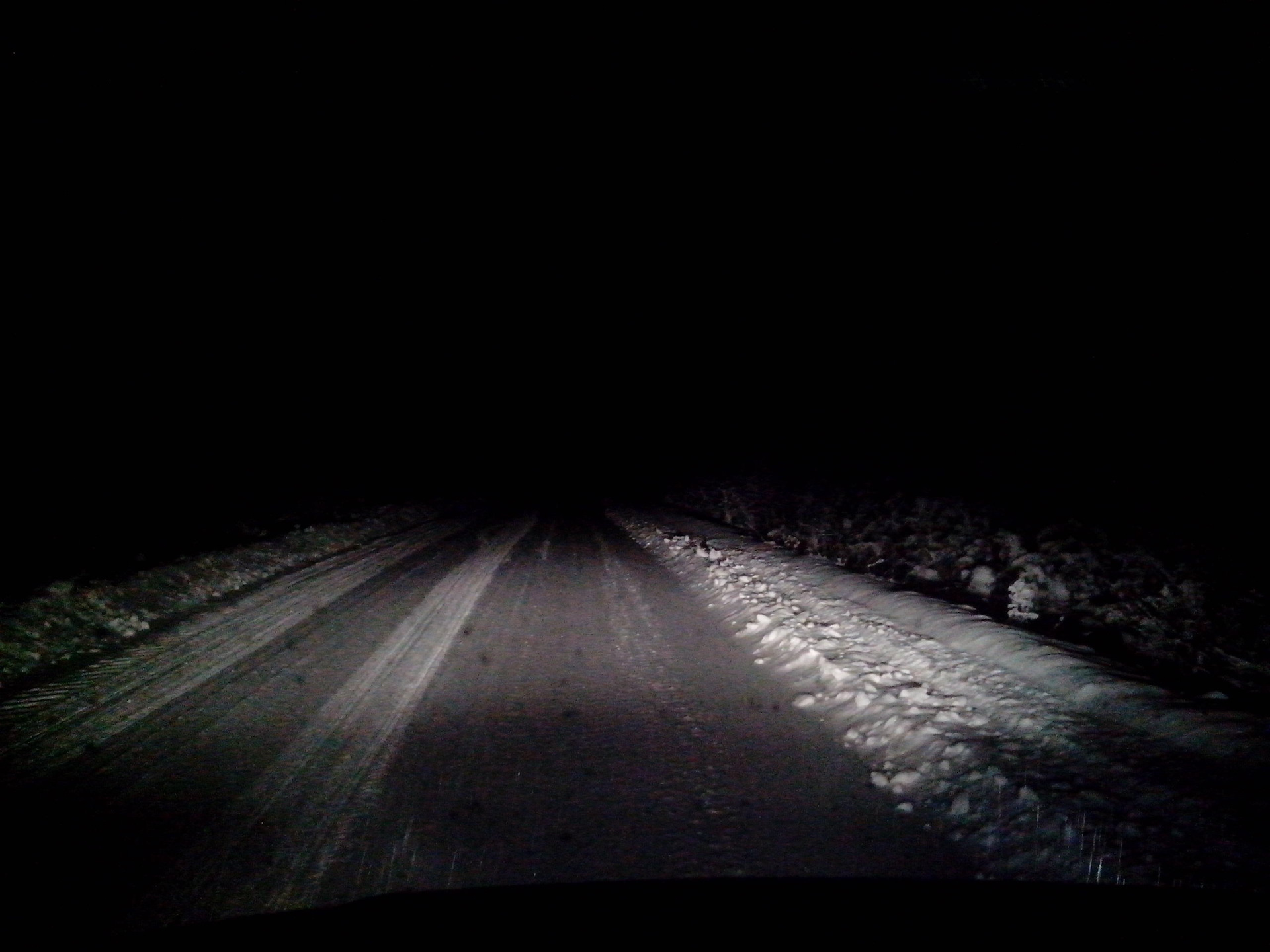 Ночь дорога свет фар. Ночная дорога. Фары на дороге. Трасса ночью. Свет фар ночью.