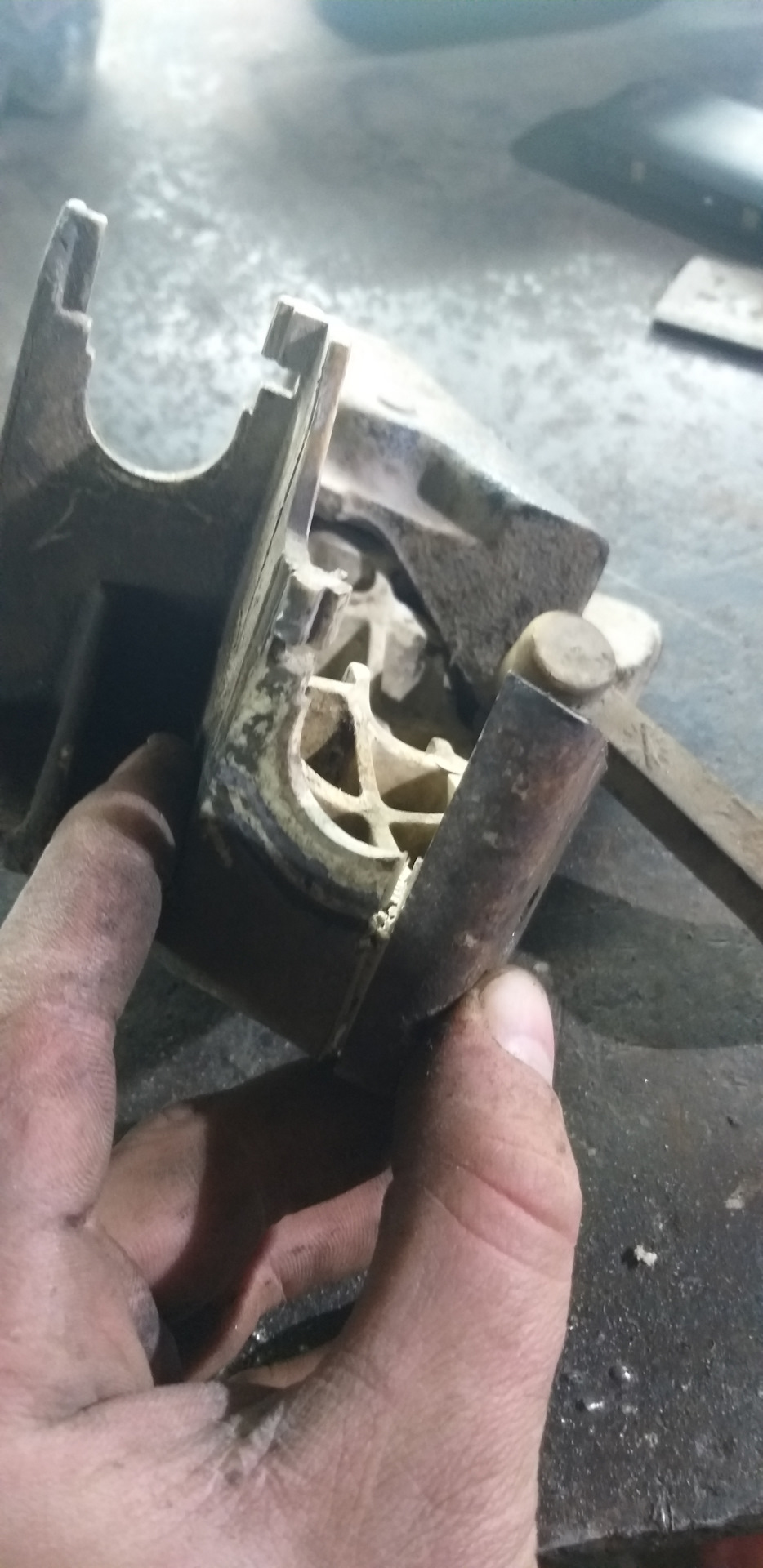 Сломалось крепление тросов КПП — Peugeot 307, 2 л., 2004 года | своими ...