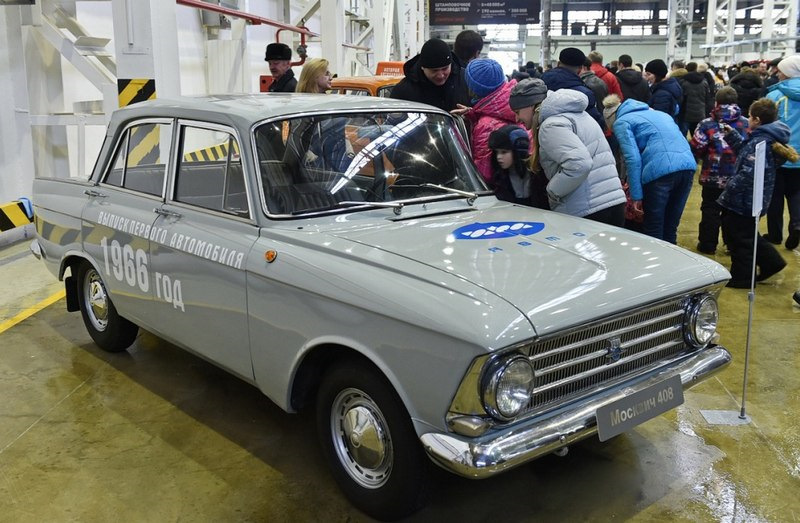 Автомобили в ижевске. Москвич-412 Ижевского завода. Ижевский автозавод Москвич 412. Ижевский автозавод конвейер Москвич 412. Автозавод Москвич ИЖ.