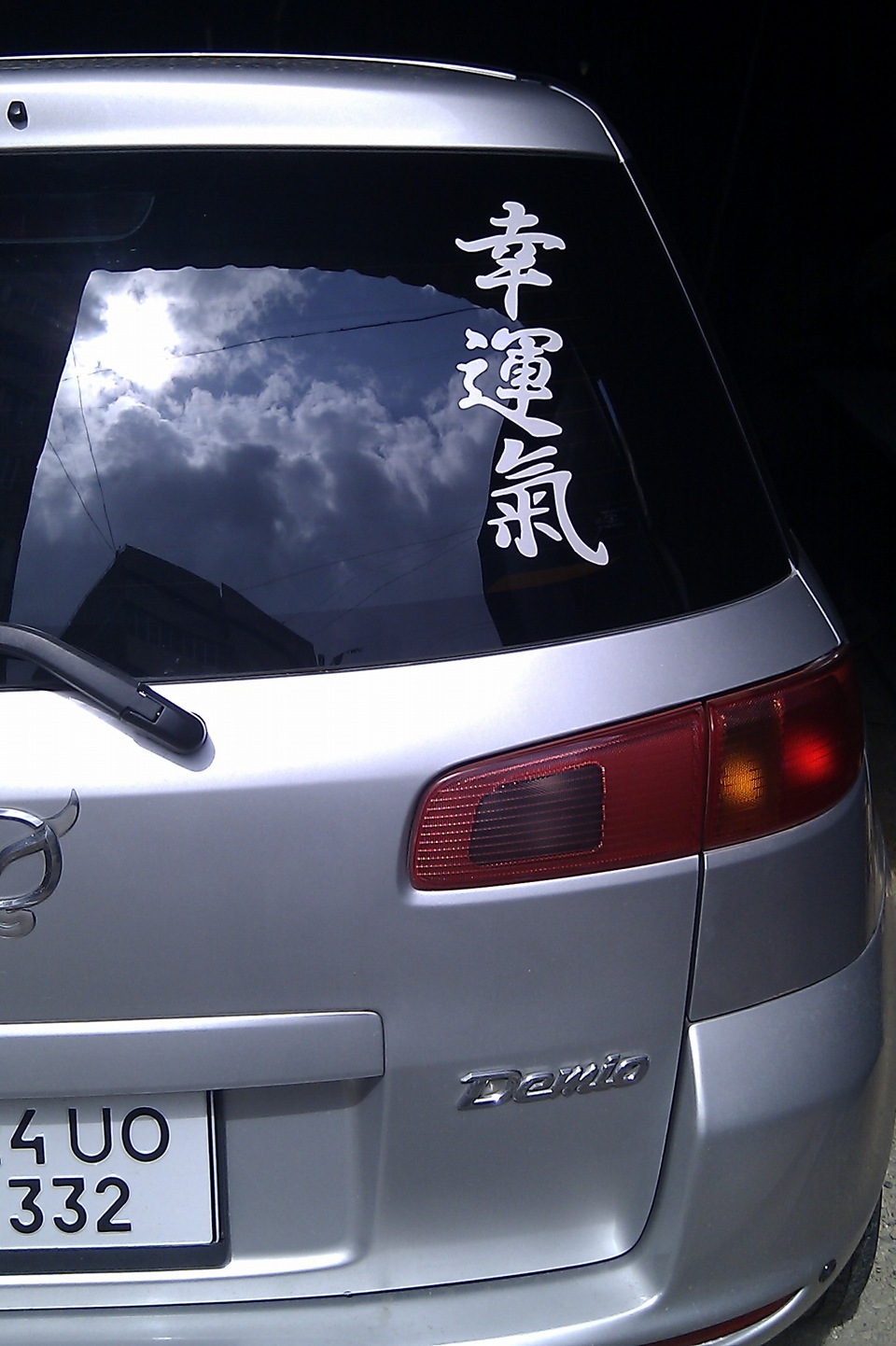 Иероглифы на машине. Наклейки на японских автомобилях. Японские наклейки на авто надписи. Японские наклейки на заднее стекло. Иероглифы на машину.