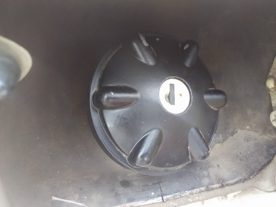 Заклинила или замерзла крышка топливного бака — ЗАЗ 1102, 1,1 л, 1994 ...