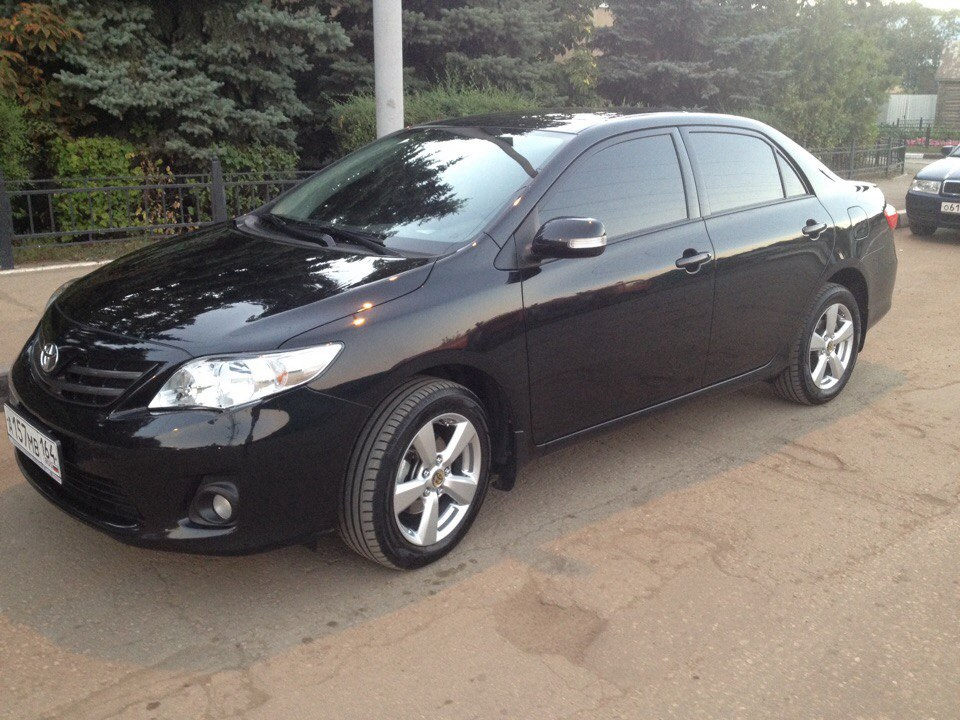 Колеса тойота королла. Toyota Corolla 2012 черная. Toyota Corolla 2012 Black. Тойота Королла 2012 черная. Тойота Королла е150 черная.